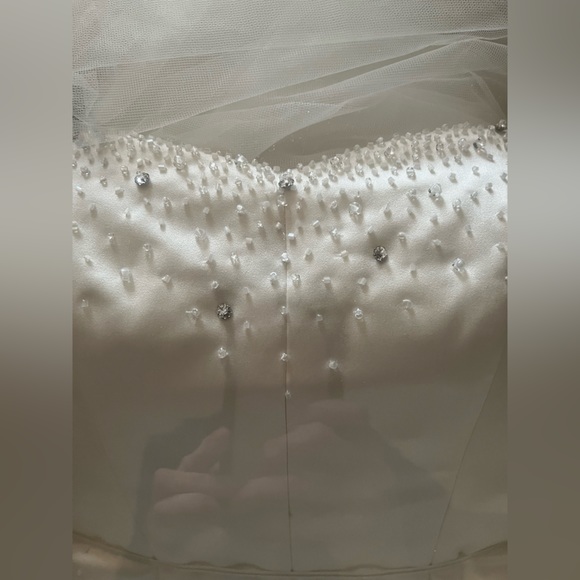 Wedding dress - Picture 2 of 10